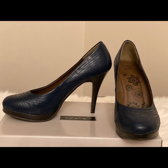 Previously Loved Navy Blue Pumps - Picture 3 of 5